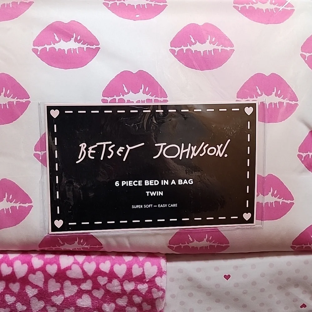 Betsey Johnson 6 Piece Bed In A Bag Pink Lip Print & Hearts Twin Bed Set NWT